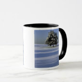Mug L'arbre dans la neige a couvert le paysage (Devant droit)