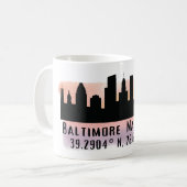 Mug Latitude et longitude de Baltimore Skyline (Devant gauche)