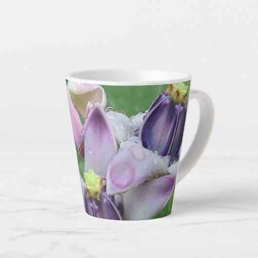 Mug latte à fleur pourpre (Angle droit)