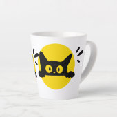 Mug Latte Cercle Jaune Chat Noir qui Regarde - Cut (Angle droit)