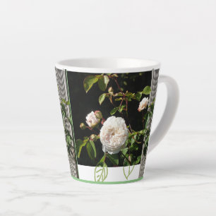 Mug latte de conception des roses blanches