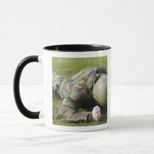 Mug L'aviateur rampe par un champ humide