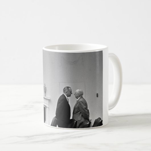 Mug LBJ donnant le traitement (Devant droit)