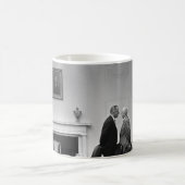 Mug LBJ donnant le traitement (Centre)