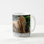 Mug Le besoin drôle de chien juste par minute (Devant droit)