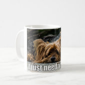 Mug Le besoin drôle de chien juste par minute (Devant gauche)