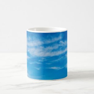 Mug Le blanc de ciel bleu opacifie l'arrière - plan