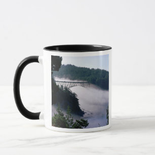 Mug Le brouillard dérive sous le pont Deception Pass à
