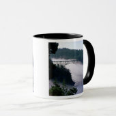 Mug Le brouillard dérive sous le pont Deception Pass à (Devant droit)