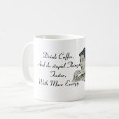 Mug Le café de boissons et font des choses stupides - (Devant gauche)