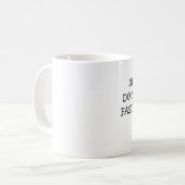 MUG LE CAFÉ DE BOISSONS FONT DES CHOSES STUPIDES PLUS (Devant gauche)