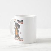 Mug Le CAFÉ épelé vers l'arrière est EEFFOC Dachshund  (Devant gauche)