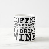 Mug Le café me maintient jusqu'au vin (Centre)