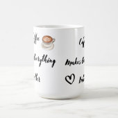 Mug Le café rend tout mieux sur un (Centre)