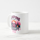 Mug Le camping est ma thérapie (Devant gauche)