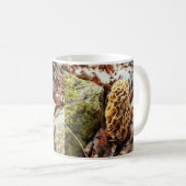 Mug Le champignon Morel dans la nature (Devant droit)