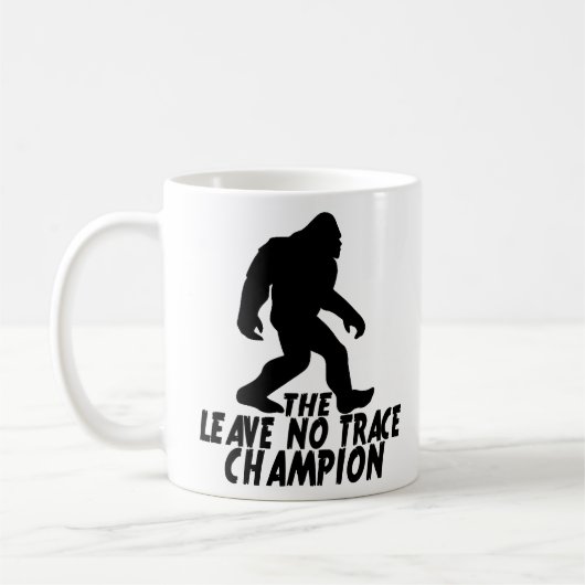 Mug Le Champion de Leave No Trace Funny Bigfoot (Gauche)