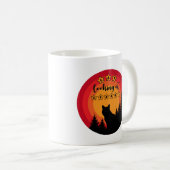 Mug Le chat noir debout regarde le coucher du soleil (Devant droit)