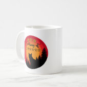 Mug Le chat noir debout regarde le coucher du soleil (Devant gauche)