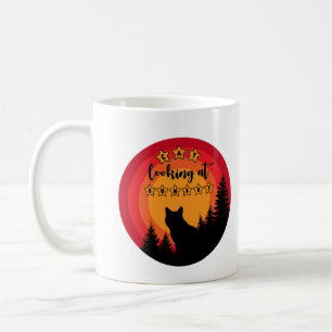 Mug Le chat noir debout regarde le coucher du soleil