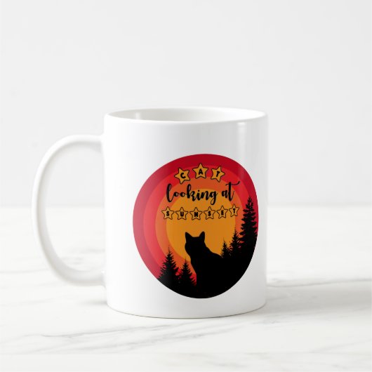 Mug Le chat noir debout regarde le coucher du soleil (Gauche)