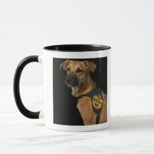Mug Le chien Brown de délivrance avec m'adoptent gilet