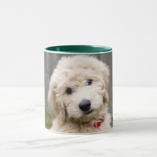 Mug Le Chiot De Goldendoodle S'Assis Dans L'Herbe (Centre)