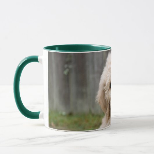 Mug Le Chiot De Goldendoodle S'Assis Dans L'Herbe (Gauche)