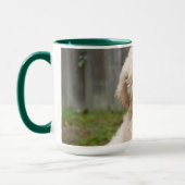 Mug Le Chiot De Goldendoodle S'Assis Dans L'Herbe (Gauche)
