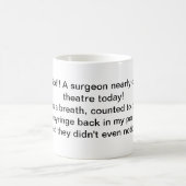 Mug Le chirurgien est mort dans une mule (Centre)