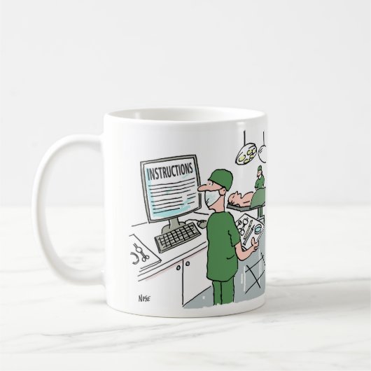 Mug Le chirurgien examine les instructions avant l'opé (Gauche)