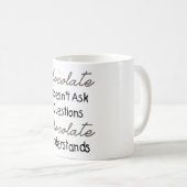 Mug Le chocolat ne pose pas des questions, citation (Devant droit)