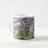 Mug Le clan logent et des mâts totémiques, Ketchikan, (Devant gauche)
