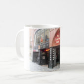 Mug Le club de caverne dans la rue de Mathew de (Devant gauche)