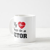 Mug Le coeur appartient au docteur (Devant gauche)