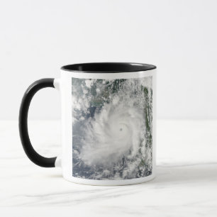 Mug Le cyclone Giri se déplace au-dessus de la Birmani