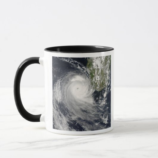 Mug Le cyclone tropical Favio au large de Madagascar (Gauche)