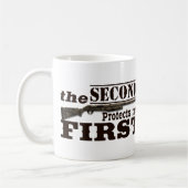 Mug Le deuxième amendement protège le premier (Gauche)