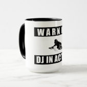 Mug le DJ de avertissement dans l'action mettent en (Devant gauche)