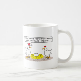 Mug le docteur de poulet induisent l'oeuf à couver