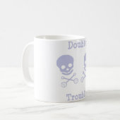 Mug Le double garçon de garçon de problème de BB (Devant gauche)