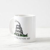 Mug Le drapeau de Gadsden "ne marchent pas sur moi " (Devant gauche)