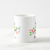 Mug Le hibou vert mignon sur la branche florale a (Centre)