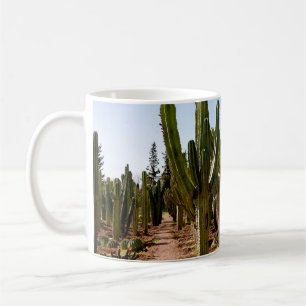 Mug Le jardin des cactus. De grands cactus verts et de