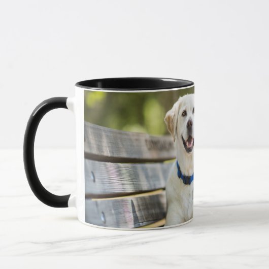Mug Le Labrador Jaune Est Sur Le Banc (Gauche)