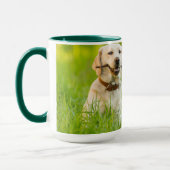 Mug Le Labrador Jaune se rapproche avec un bâton (Gauche)