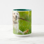 Mug Le Labrador Jaune se rapproche avec un bâton (Centre)