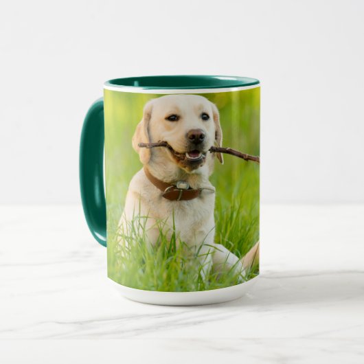 Mug Le Labrador Jaune se rapproche avec un bâton (Devant gauche)