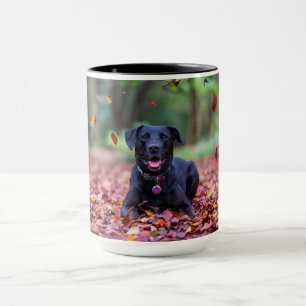 Mug Le Labrador Noir Dans Les Feuilles D'Automne