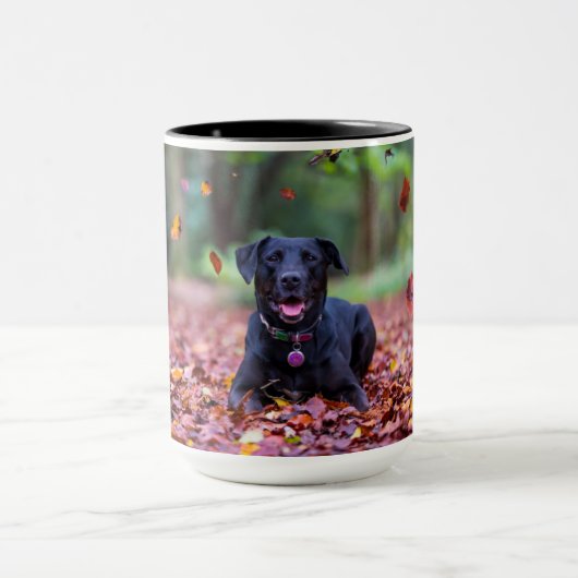 Mug Le Labrador Noir Dans Les Feuilles D'Automne (Centre)